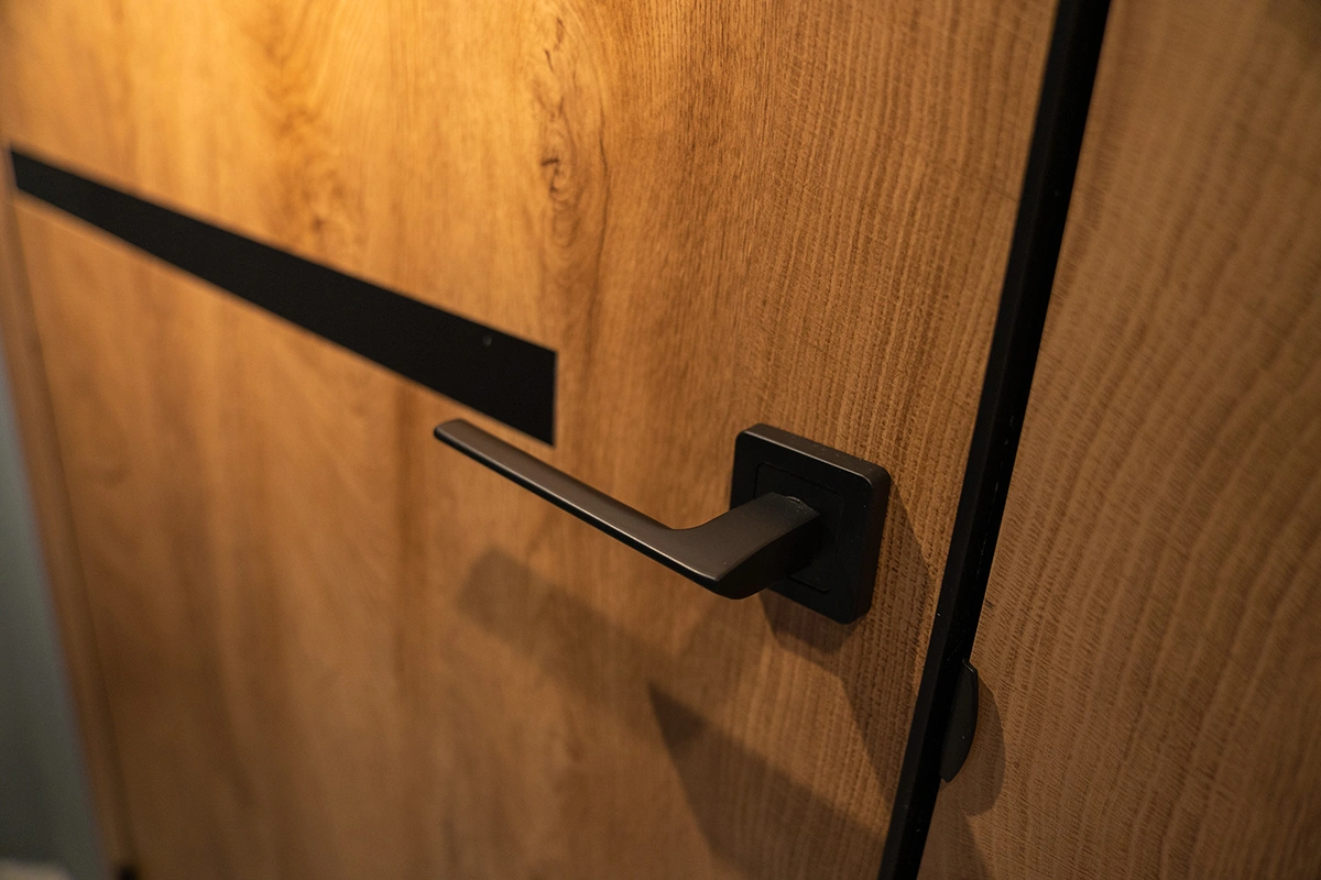 DANUSA Szalon, FORRESTER bejárati ajtó.