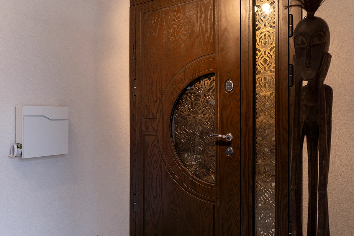 DANUSA Szalon, ROYAL bejárati ajtó.