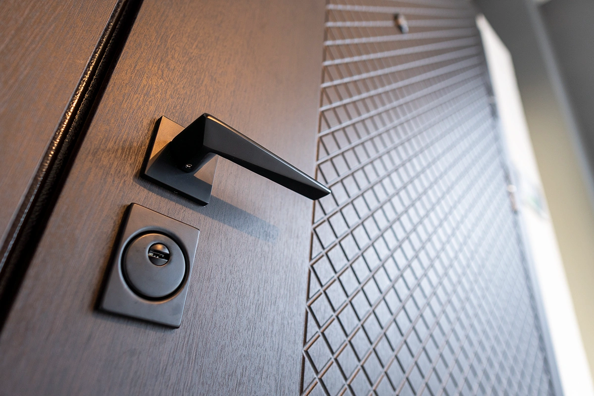 DANUSA Szalon, YONDA bejárati ajtó.